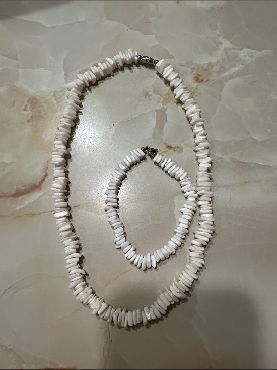 Jewelry - Hawaiian Pika shell necklace & bracelet